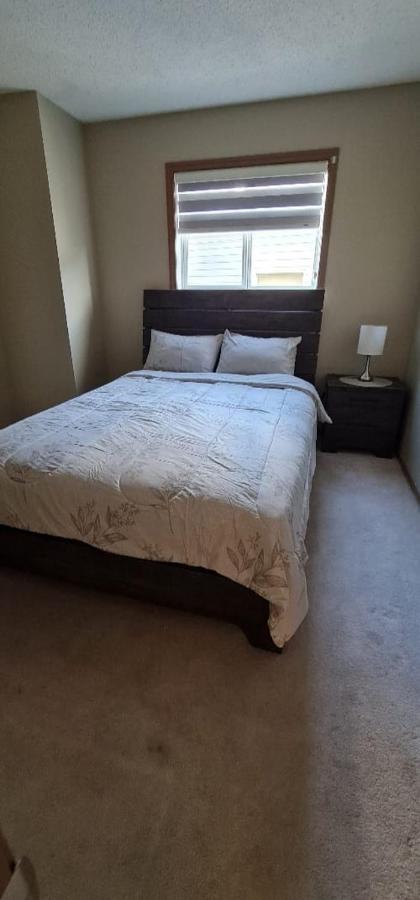 Spacious Comfortable Air-Conditioned. Near Airport! Calgary Exterior photo